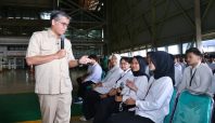 Menaker Yassierli berdialog dengan peserta Program Magang Nasional di PT Dirgantara Indonesia.
