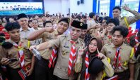 Menteri Ketenagakerjaan Yassierli berfoto selfie dengan gembira bersama puluhan anggota Pramuka Penegak dan Pandega yang mengenakan seragam lengkap di BBPVP Bekasi.