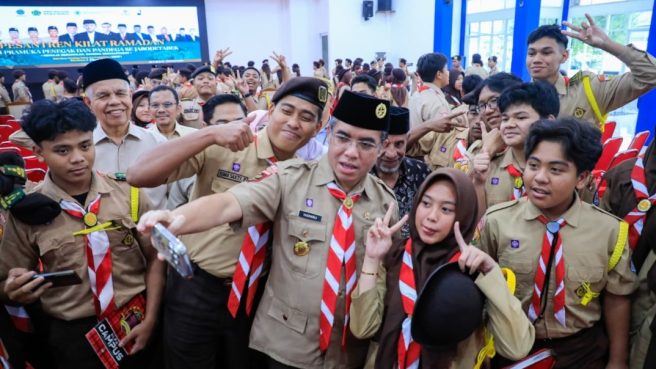 Menteri Ketenagakerjaan Yassierli berfoto selfie dengan gembira bersama puluhan anggota Pramuka Penegak dan Pandega yang mengenakan seragam lengkap di BBPVP Bekasi.