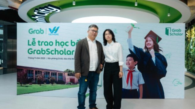 Đặng Phương Ngân penerima beasiswa GrabScholar GrabForGood Fund pertama di Vietnam.
