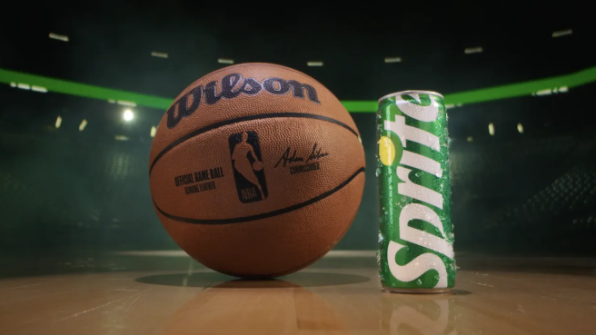 Bola basket NBA Wilson dan kaleng Sprite di tengah lapangan, simbol kemitraan global NBA dan Coca-Cola.