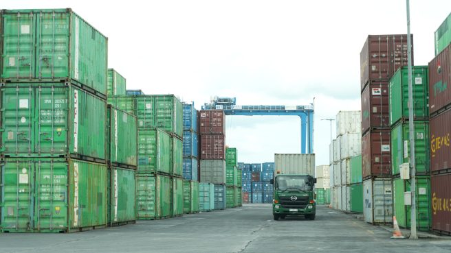 Aktivitas bongkar muat peti kemas di Terminal Peti Kemas (TPK) Sorong yang mencatat pertumbuhan arus barang 10 persen.