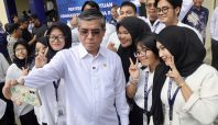 Menteri Ketenagakerjaan Yassierli melakukan swafoto bersama peserta pelatihan vokasi di BBPVP Medan usai penyerahan bantuan pemulihan ekonomi.