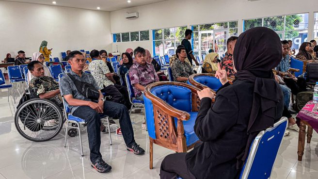 Suasana pelatihan kewirausahaan inklusif Kemnaker bagi penyandang disabilitas di Bantul yang menggunakan penerjemah bahasa isyarat.