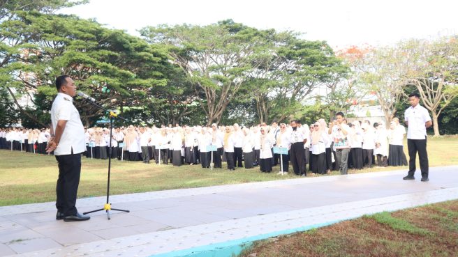 Bupati Wajo Andi Rosman memberikan pengarahan tentang aplikasi SIKAP MARADEKA di hadapan ratusan ASN.