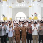 Bupati Wajo Andi Rosman dan Wakil Bupati Wajo dr Baso Rahmanuddin (berdiri berdampingan di tengah depan) bersama jajaran Forkopimda dan perwakilan jemaah haji melakukan foto bersama dengan latar belakang ribuan Calon Jemaah Haji (CJH) Wajo di dalam Masjid Agung Ummul Quraa Sengkang, Selasa (7/4/2026).