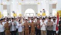 Bupati Wajo Andi Rosman dan Wakil Bupati Wajo dr Baso Rahmanuddin (berdiri berdampingan di tengah depan) bersama jajaran Forkopimda dan perwakilan jemaah haji melakukan foto bersama dengan latar belakang ribuan Calon Jemaah Haji (CJH) Wajo di dalam Masjid Agung Ummul Quraa Sengkang, Selasa (7/4/2026).