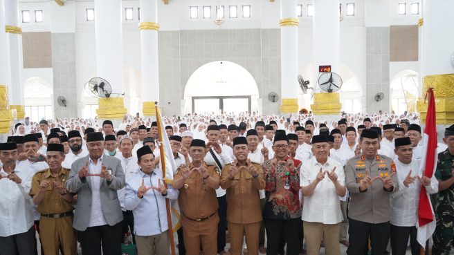 Bupati Wajo Andi Rosman dan Wakil Bupati Wajo dr Baso Rahmanuddin (berdiri berdampingan di tengah depan) bersama jajaran Forkopimda dan perwakilan jemaah haji melakukan foto bersama dengan latar belakang ribuan Calon Jemaah Haji (CJH) Wajo di dalam Masjid Agung Ummul Quraa Sengkang, Selasa (7/4/2026).