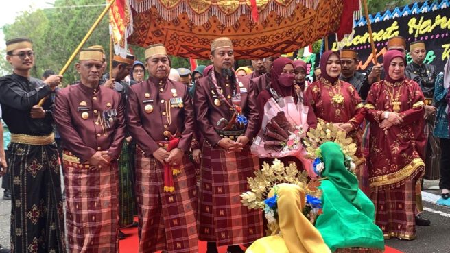Gubernur Sulsel Andi Sudirman Sulaiman bersama Bupati Wajo Andi Rosman dan Wakil Bupati dr Baso Rahmanuddin dalam prosesi adat Hari Jadi Wajo ke-627.