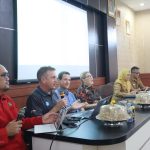 Tim ahli CSIRO Australia memberikan paparan teknis proyek AquaWatch di depan pejabat Pemkab Wajo.