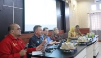 Tim ahli CSIRO Australia memberikan paparan teknis proyek AquaWatch di depan pejabat Pemkab Wajo.