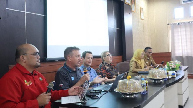 Tim ahli CSIRO Australia memberikan paparan teknis proyek AquaWatch di depan pejabat Pemkab Wajo.