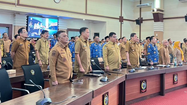 Wakil Bupati Wajo dr Baso Rahmanuddin berdiri tegak dalam pembukaan Musrenbang Tematik Penanggulangan Kemiskinan Sulsel di Makassar.