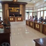 Suasana rapat aspirasi pelaku UMKM Belawa di Ruang Rapat DPRD Kabupaten Wajo terkait penolakan ritel modern.