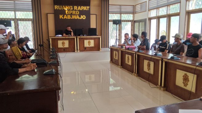 Suasana rapat aspirasi pelaku UMKM Belawa di Ruang Rapat DPRD Kabupaten Wajo terkait penolakan ritel modern.