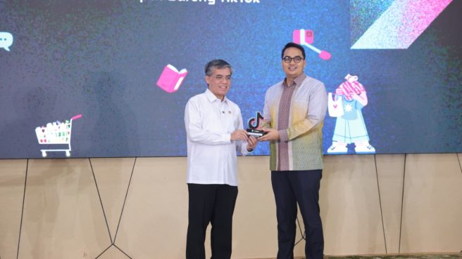 Menteri Ketenagakerjaan Yassierli menerima plakat dari perwakilan TikTok Indonesia sebagai simbol dimulainya program BISA Bareng TikTok.