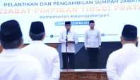 Menaker Yassierli berdiri di depan podium membacakan naskah pelantikan pejabat Kemnaker, didampingi Wamenaker Afriansyah Noor di Jakarta.
