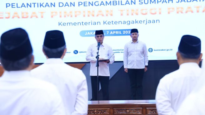 Menaker Yassierli berdiri di depan podium membacakan naskah pelantikan pejabat Kemnaker, didampingi Wamenaker Afriansyah Noor di Jakarta.