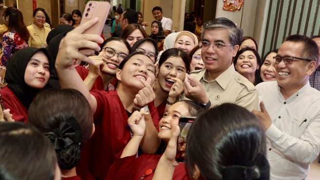Menteri Ketenagakerjaan Yassierli berswafoto dengan tenaga medis dan peserta magang di RS Bunda Thamrin Medan.