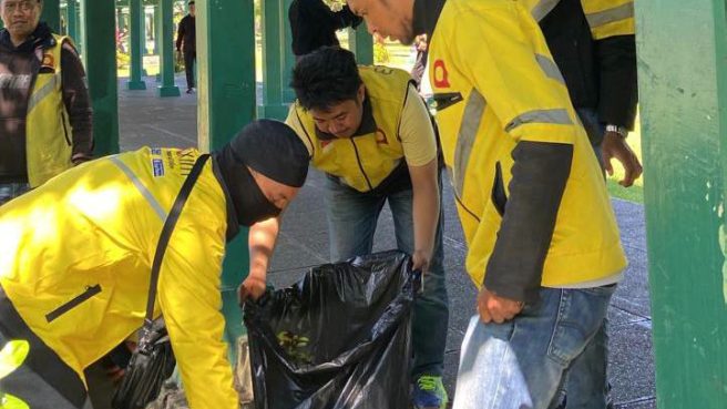 Ratusan driver Maxim Makassar melakukan konvoi dan aksi sosial bersih-bersih Masjid Al Markaz Al Islami.