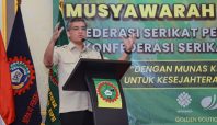 Menaker Yassierli memberikan sambutan mengenai tantangan AI bagi pekerja di Munas FSP FARKES.