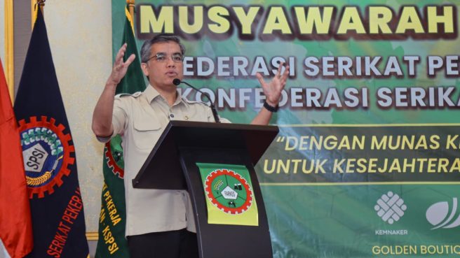 Menaker Yassierli memberikan sambutan mengenai tantangan AI bagi pekerja di Munas FSP FARKES.