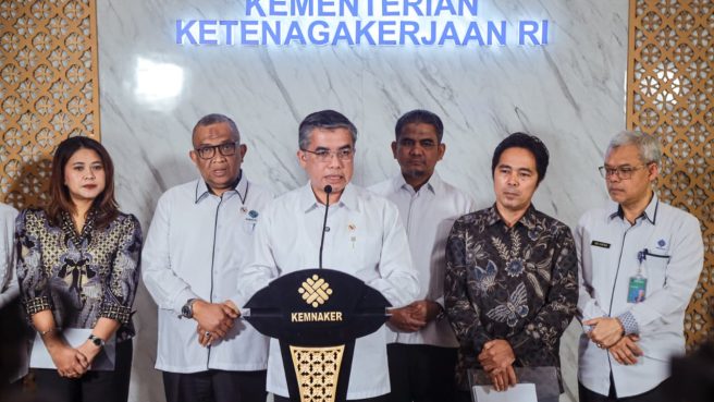 Menaker Yassierli memberikan keterangan pers terkait imbauan WFH 1 hari sepekan di Kantor Kemnaker.