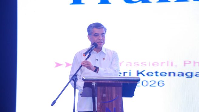 Menaker Yassierli memberikan arahan pada pembukaan Rapat Koordinasi Pengawasan Inspektorat Jenderal Kemnaker di Bogor.