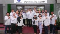 Menaker Yassierli berfoto bersama jajaran staf Balai Besar K3 Jakarta dan tenaga medis Klinik Pratama usai melakukan kunjungan kerja.