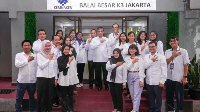 Menaker Yassierli berfoto bersama jajaran staf Balai Besar K3 Jakarta dan tenaga medis Klinik Pratama usai melakukan kunjungan kerja.