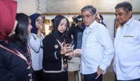 Menaker Yassierli berdialog dengan peserta magang industri kreatif di Tandhok Space Semarang.