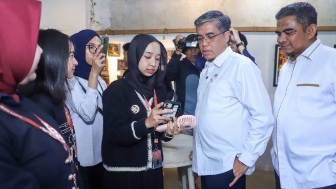 Menaker Yassierli berdialog dengan peserta magang industri kreatif di Tandhok Space Semarang.