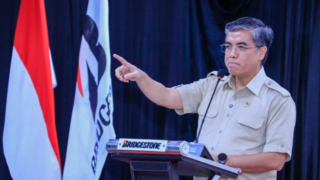 Menaker Yassierli memberikan sambutan pada penandatanganan PKB antara manajemen PT Bridgestone dan serikat pekerja.