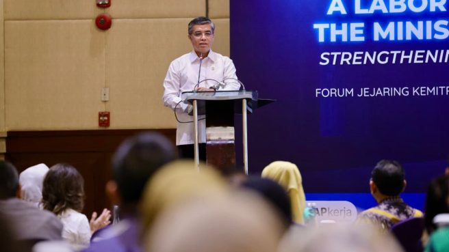 Menaker Yassierli memberikan sambutan pada Forum Jejaring Kemitraan Penempatan Tenaga Kerja untuk jaga stabilitas pasar kerja global.