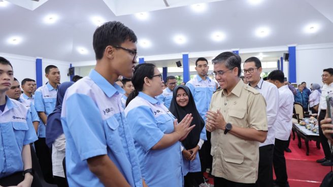 Menaker Yassierli berbincang hangat dan menyalami peserta Pelatihan Vokasi Nasional 2026 yang mengenakan seragam biru di BBPVP Bekasi.