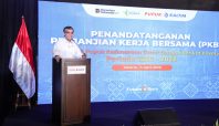 Menaker Yassierli memberikan sambutan mengenai tantangan Artificial Intelligence (AI) bagi pekerja Indonesia saat penandatanganan PKB PT Pupuk Kaltim.
