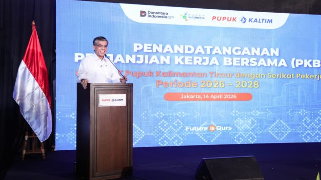 Menaker Yassierli memberikan sambutan mengenai tantangan Artificial Intelligence (AI) bagi pekerja Indonesia saat penandatanganan PKB PT Pupuk Kaltim.
