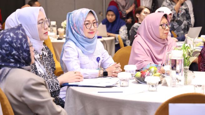 Plt Direktur Jenderal Binapenta Kemnaker Estiarty Haryani memberikan arahan serius dalam workshop kesempatan kerja lansia.