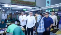 Menteri Ketenagakerjaan Yassierli meninjau area produksi perusahaan di Semarang saat sidak aduan THR.