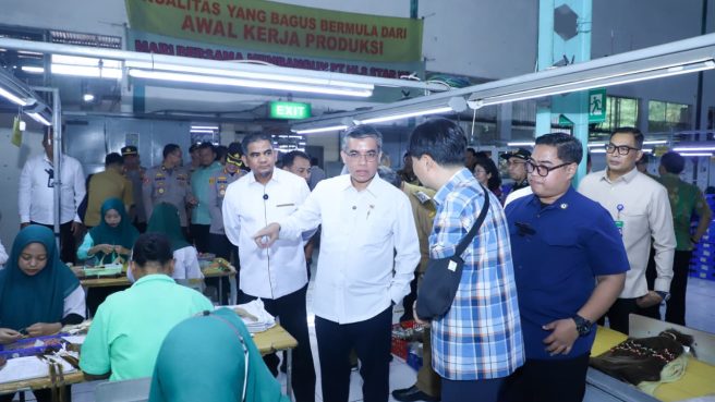 Menteri Ketenagakerjaan Yassierli meninjau area produksi perusahaan di Semarang saat sidak aduan THR.