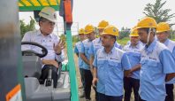 Menteri Ketenagakerjaan Yassierli berinteraksi dengan peserta pelatihan operator forklift di BBPVP Medan.
