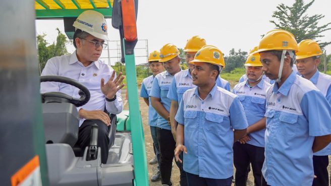 Menteri Ketenagakerjaan Yassierli berinteraksi dengan peserta pelatihan operator forklift di BBPVP Medan.