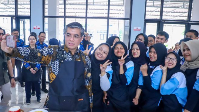 Menaker Yassierli berswafoto dengan peserta pelatihan barista di BBPVP Bandung.