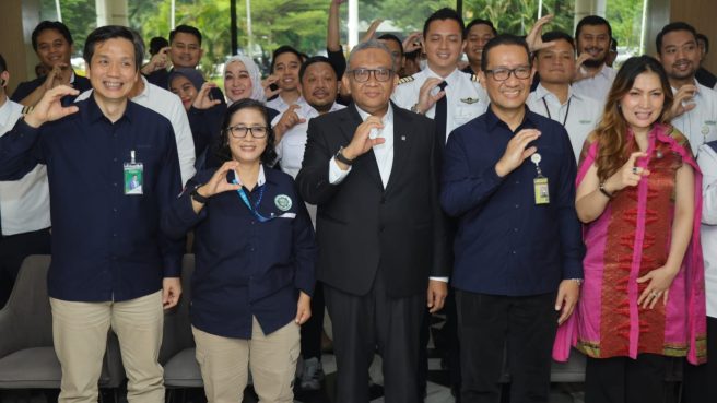 Wakil Menteri Ketenagakerjaan Afriansyah Noor berfoto bersama Direksi Citilink dan Sekaci usai penandatanganan PKB di Tangerang.