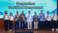 Menteri Ketenagakerjaan Yassierli berswafoto dengan lulusan Program Pemagangan Nasional Batch I pada acara penutupan di Jakarta.