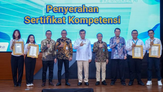 Menteri Ketenagakerjaan Yassierli berswafoto dengan lulusan Program Pemagangan Nasional Batch I pada acara penutupan di Jakarta.