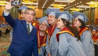 Menteri Ketenagakerjaan Yassierli berswafoto dengan wisudawan Universitas Paramadina Jakarta yang ceria.