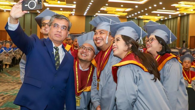 Menteri Ketenagakerjaan Yassierli berswafoto dengan wisudawan Universitas Paramadina Jakarta yang ceria.