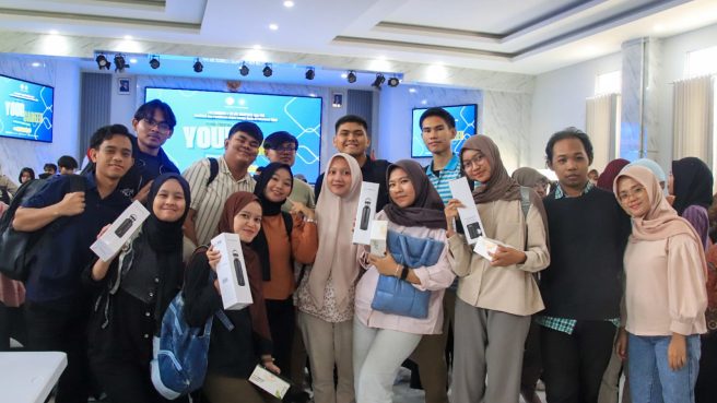 Mahasiswa Polteknaker berswafoto ceria dalam forum Future-Proofing Your Career di Jakarta.