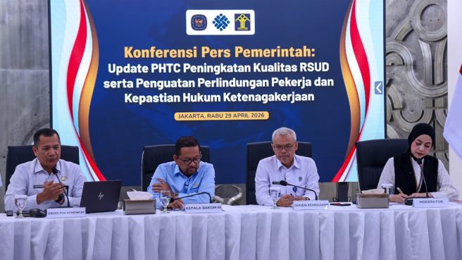 Sekjen Kemnaker Cris Kuntadi bersama Dirjen PUU Kemenkumham dalam Konferensi Pers Pemerintah mengenai Penguatan Perlindungan Pekerja 2026.